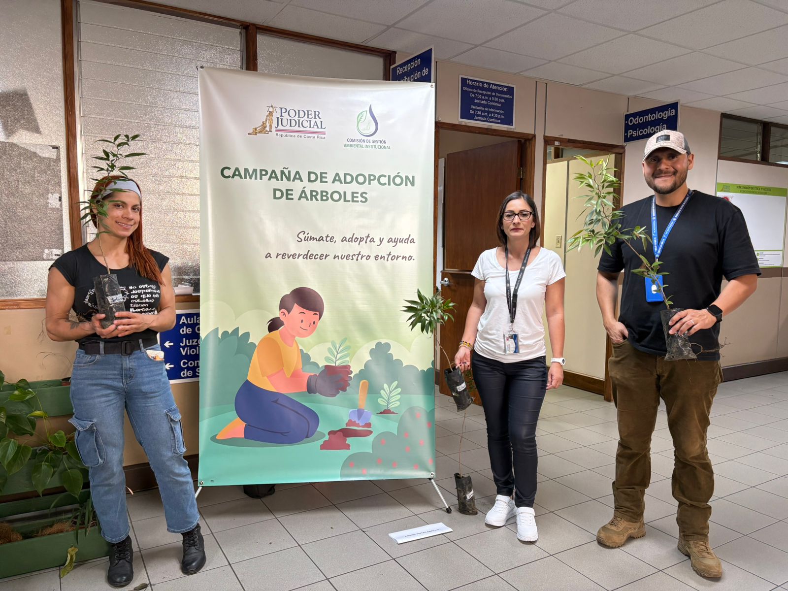 Personal judicial adopta “arbolitos” en pro del ambiente